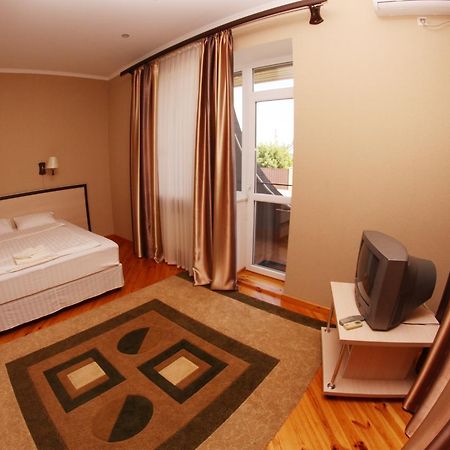 Uyut Hotel Chernihiv Bagian luar foto