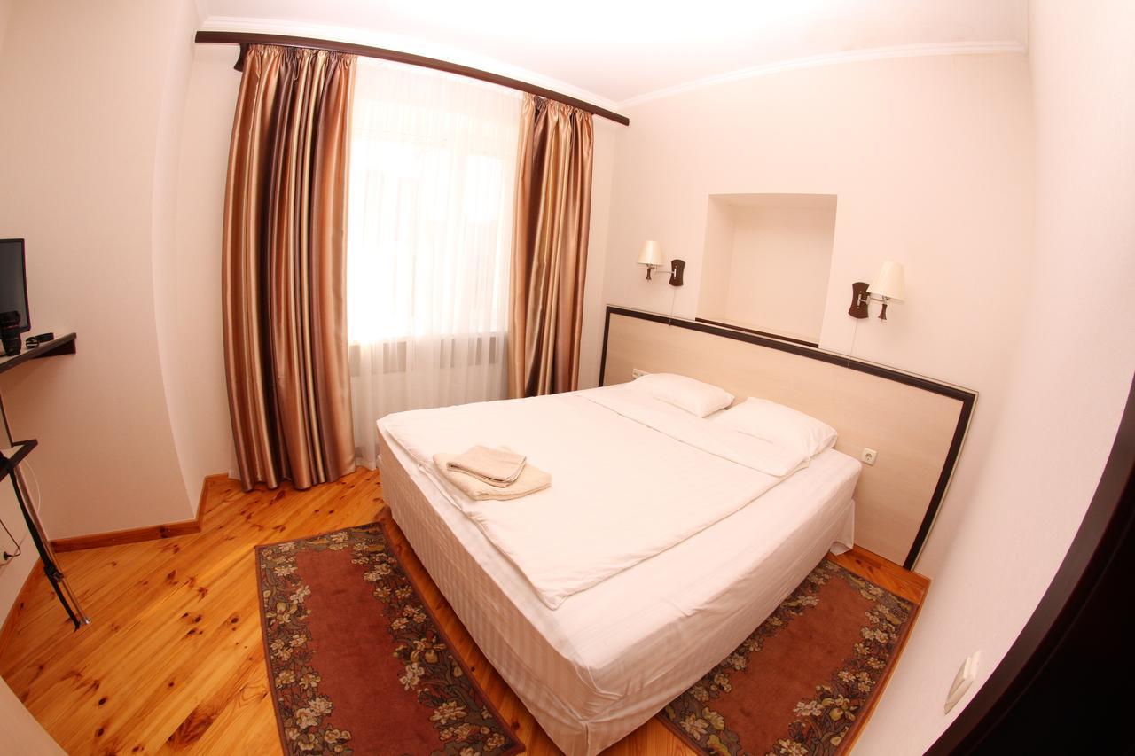 Uyut Hotel Chernihiv Bagian luar foto