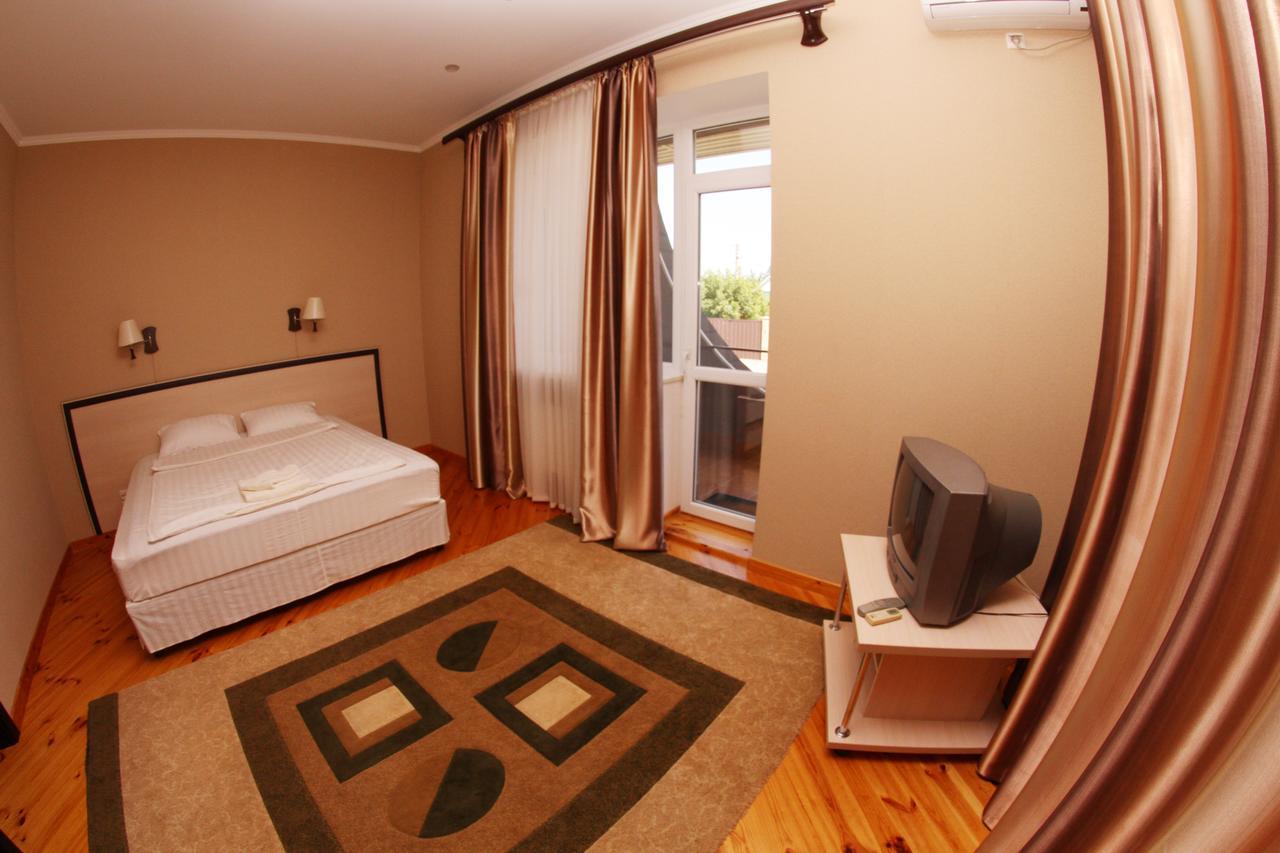 Uyut Hotel Chernihiv Bagian luar foto