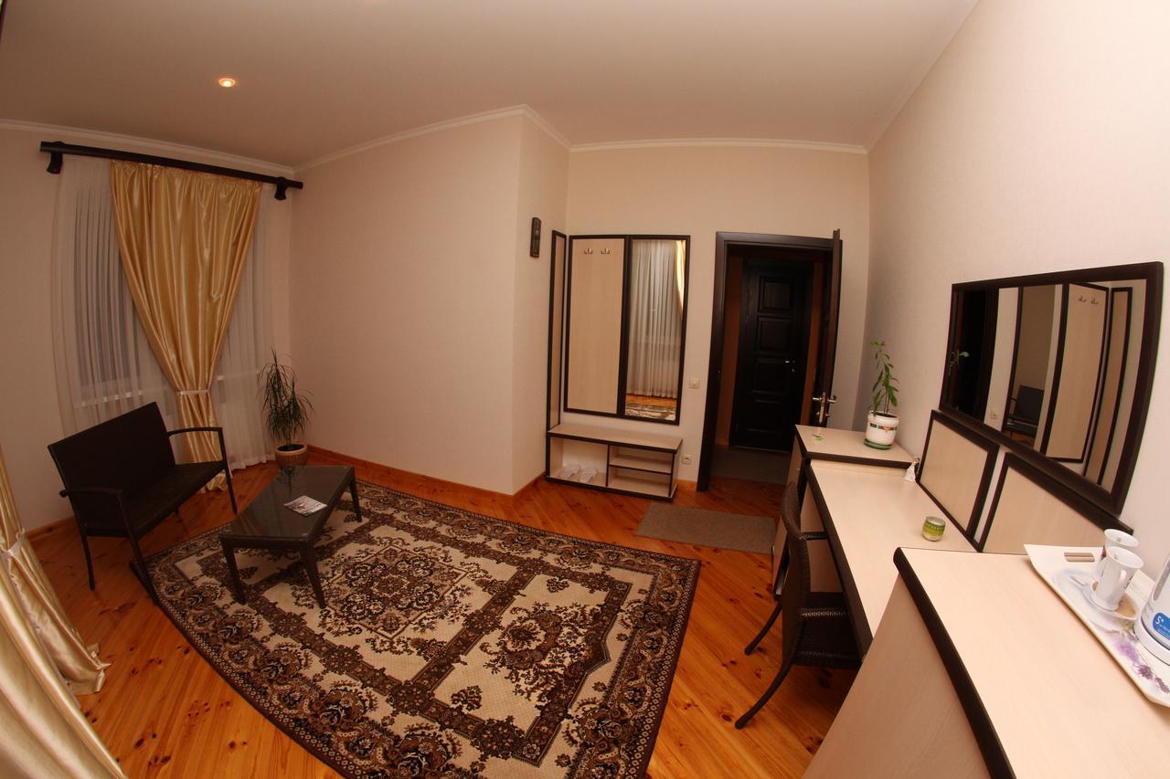 Uyut Hotel Chernihiv Bagian luar foto
