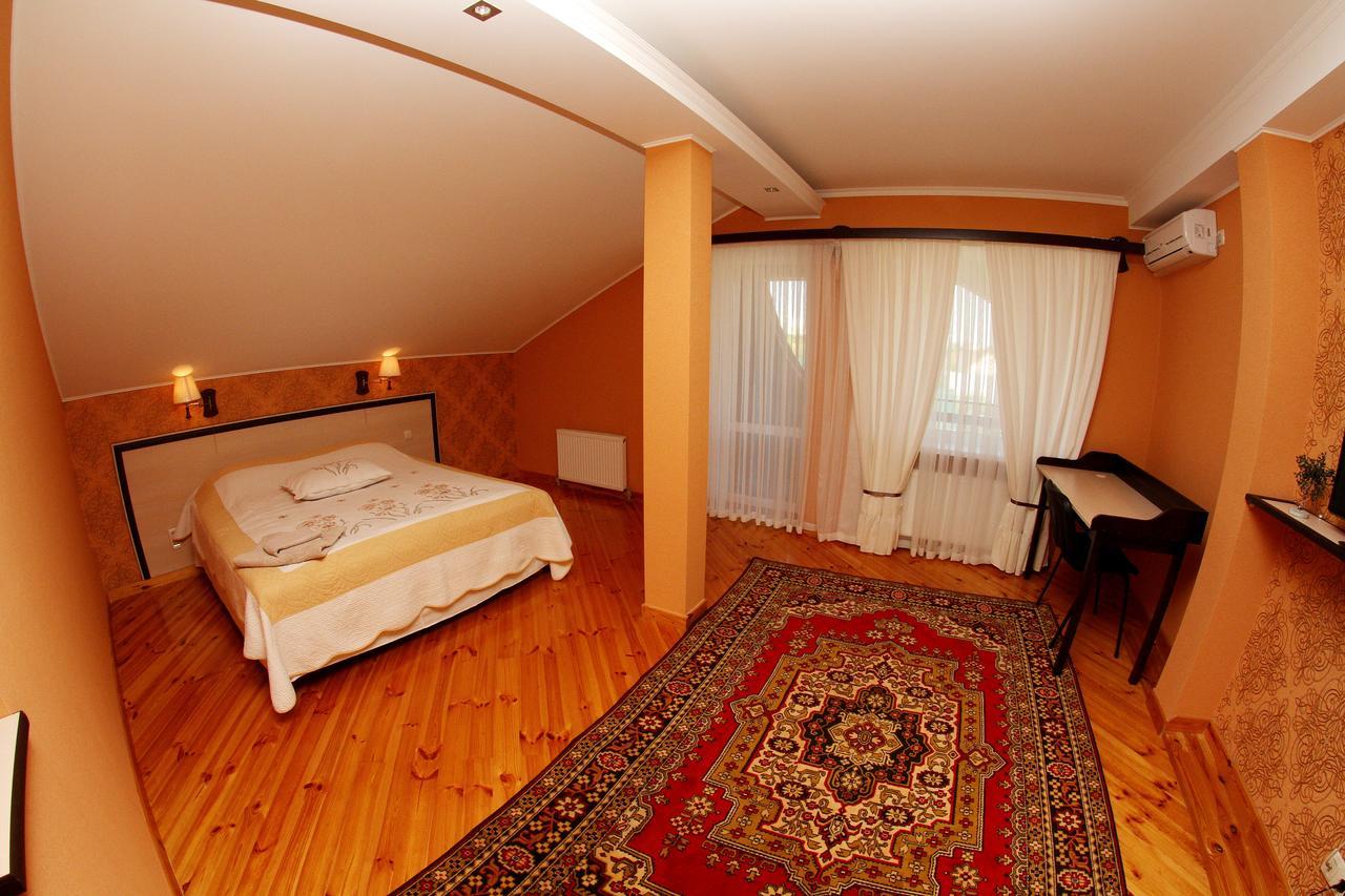 Uyut Hotel Chernihiv Bagian luar foto