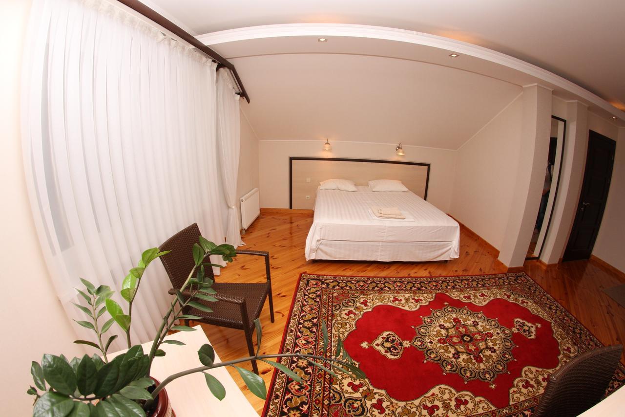 Uyut Hotel Chernihiv Bagian luar foto