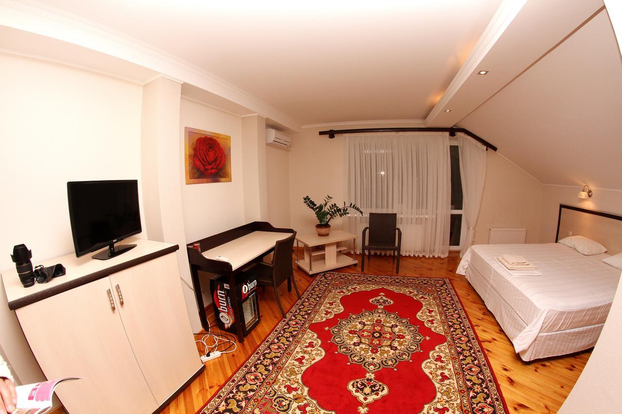 Uyut Hotel Chernihiv Bagian luar foto