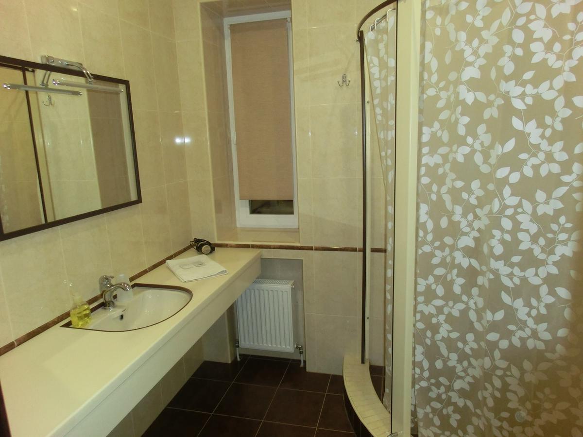 Uyut Hotel Chernihiv Bagian luar foto