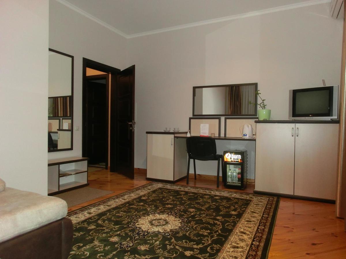 Uyut Hotel Chernihiv Bagian luar foto