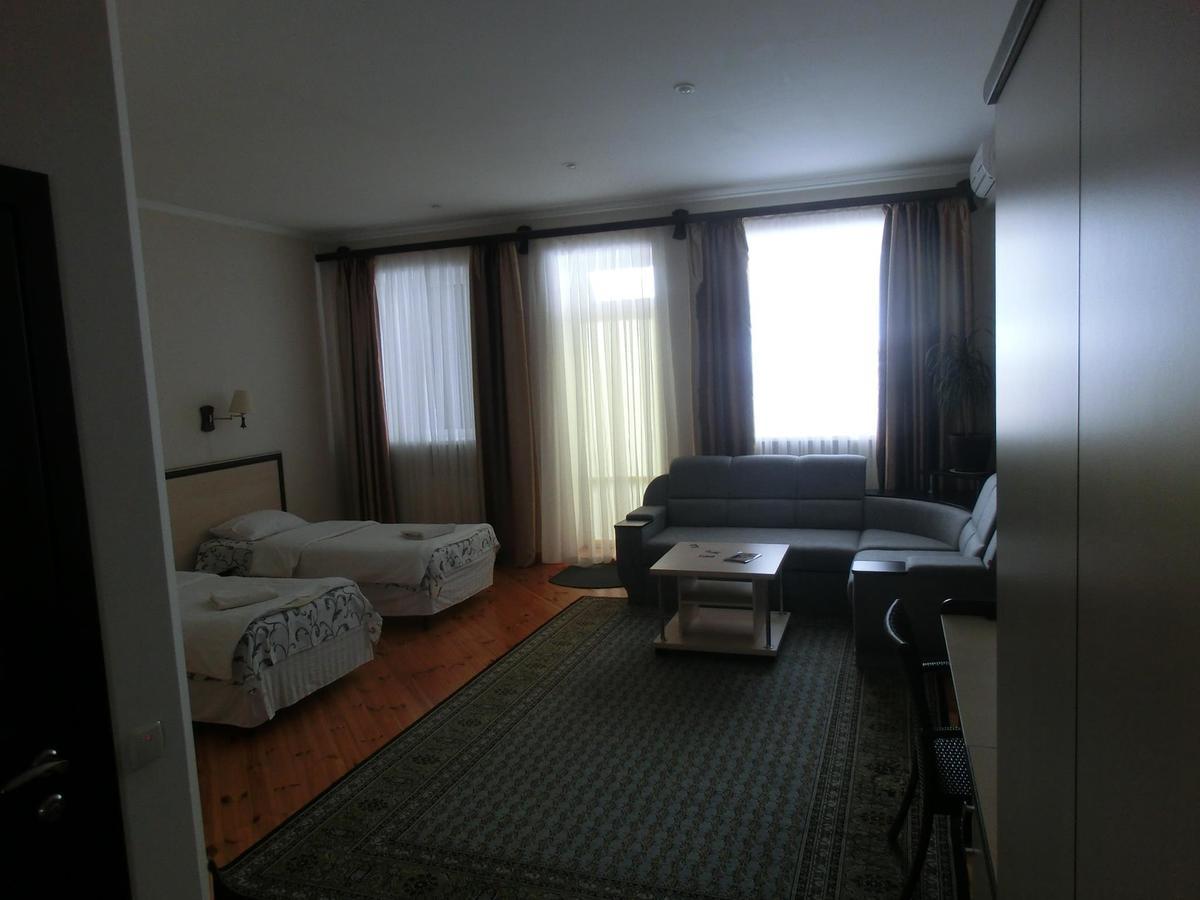 Uyut Hotel Chernihiv Bagian luar foto