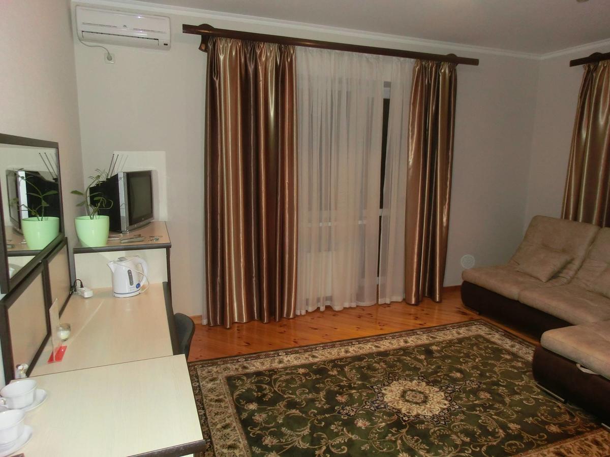 Uyut Hotel Chernihiv Bagian luar foto