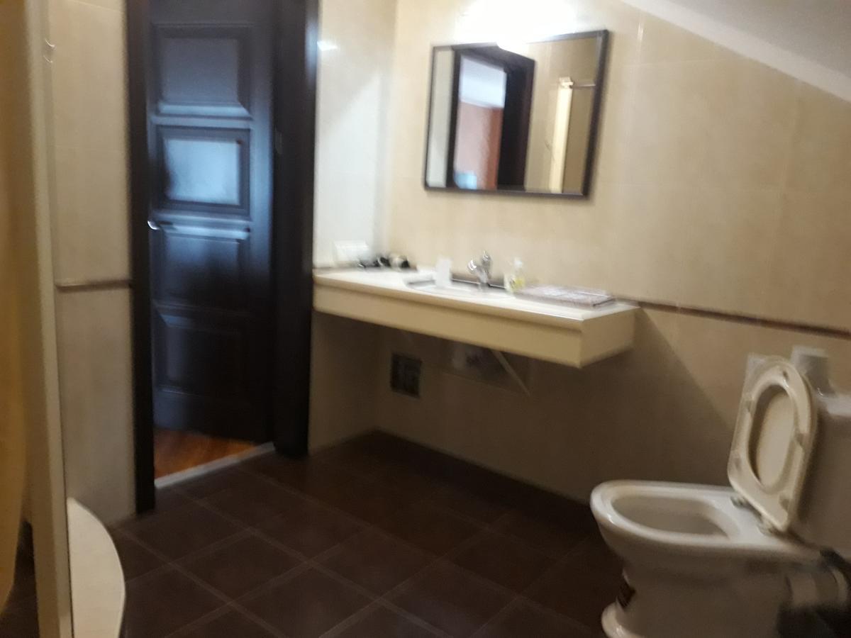 Uyut Hotel Chernihiv Bagian luar foto
