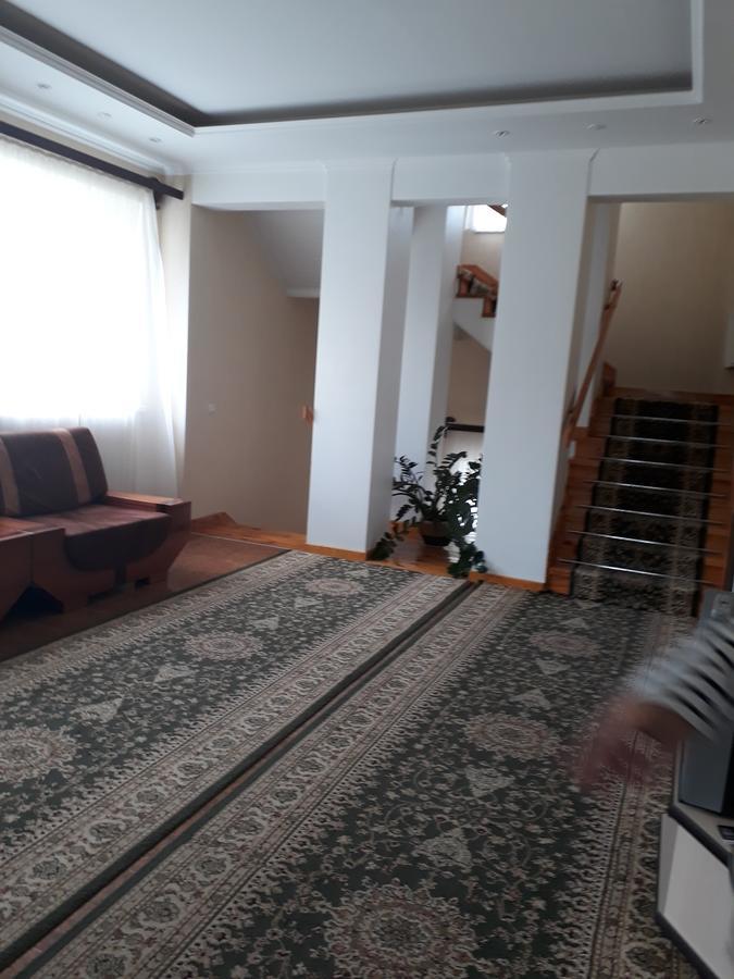 Uyut Hotel Chernihiv Bagian luar foto